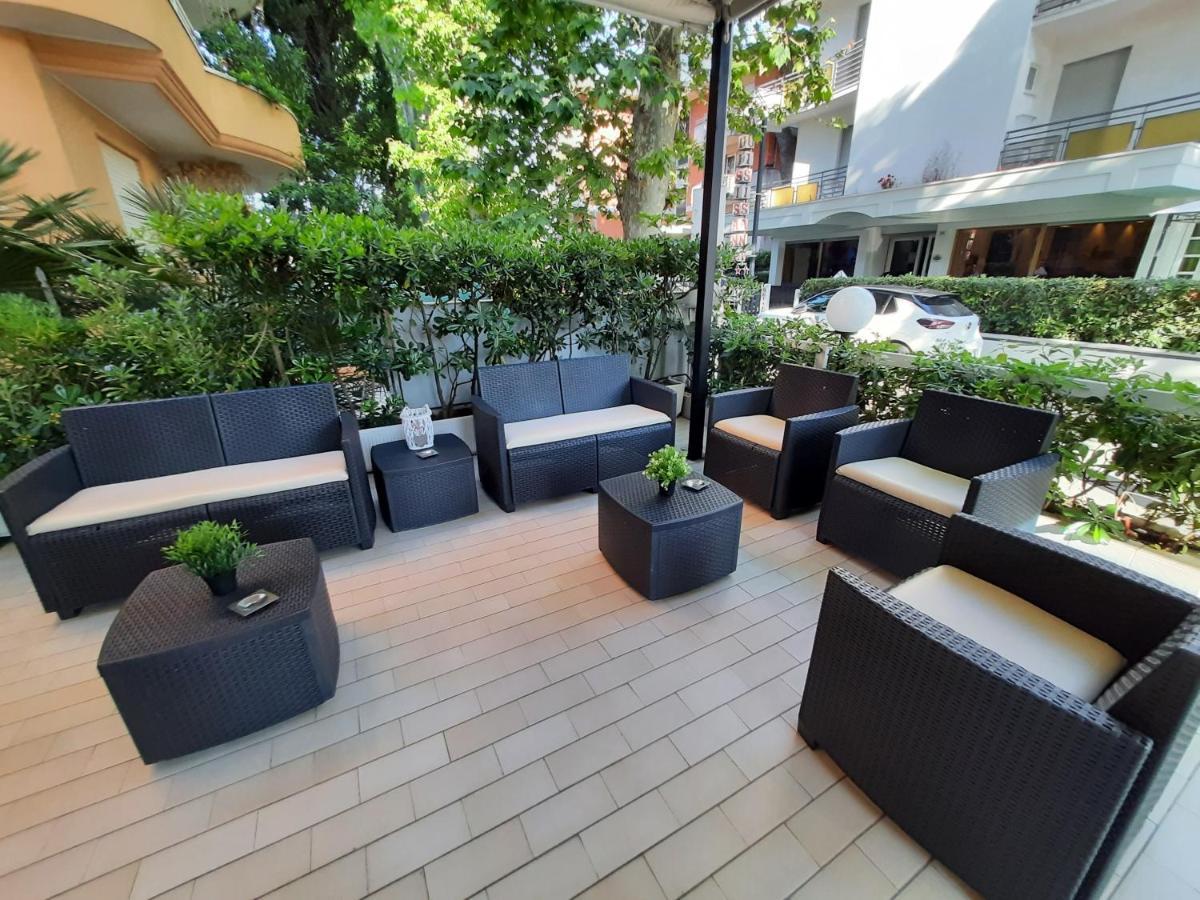 Hotel Barbiani Риччоне Экстерьер фото