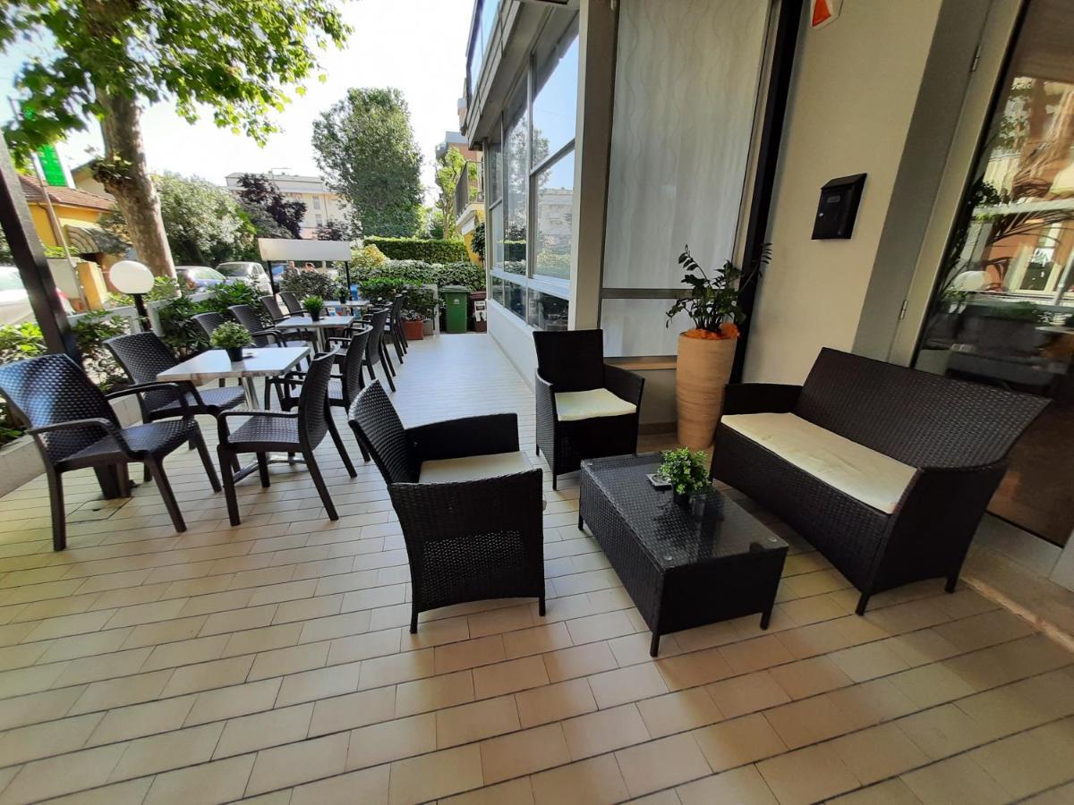 Hotel Barbiani Риччоне Экстерьер фото