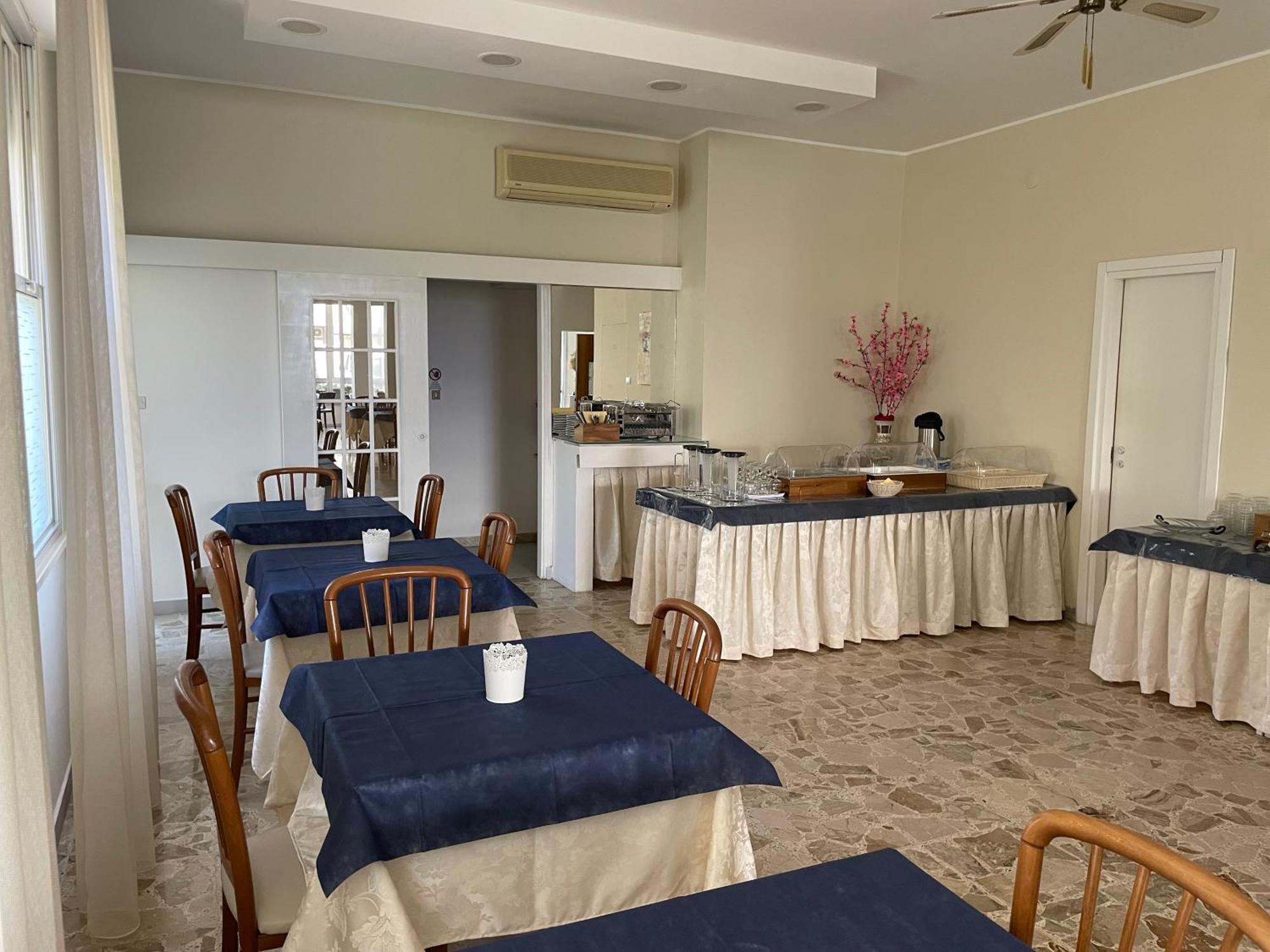 Hotel Barbiani Риччоне Экстерьер фото