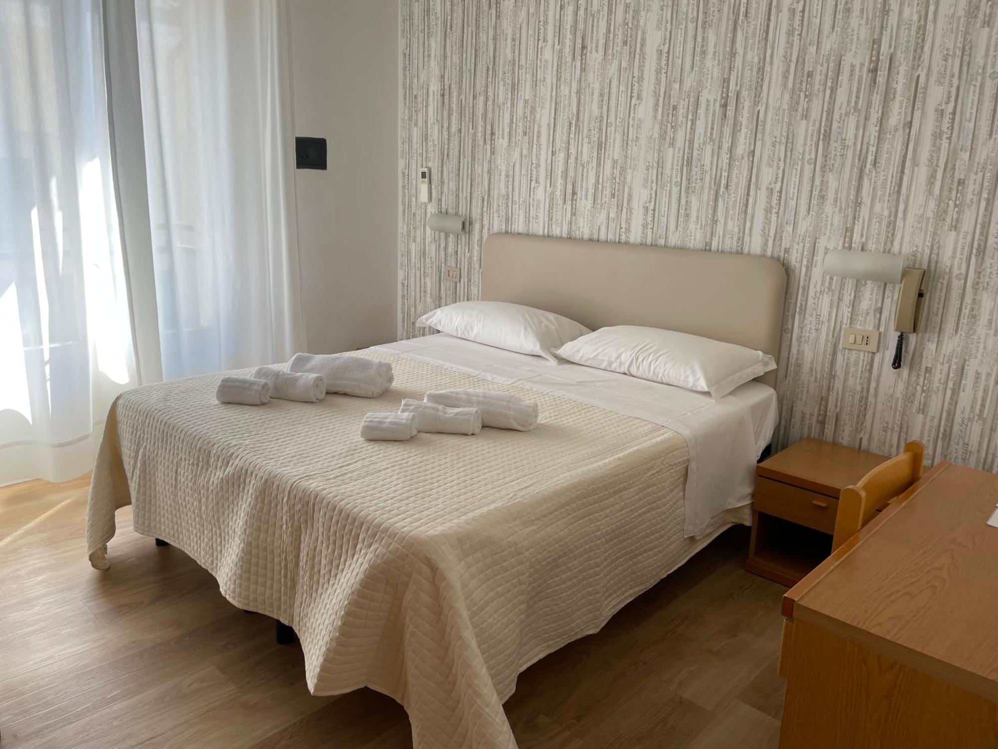 Hotel Barbiani Риччоне Экстерьер фото