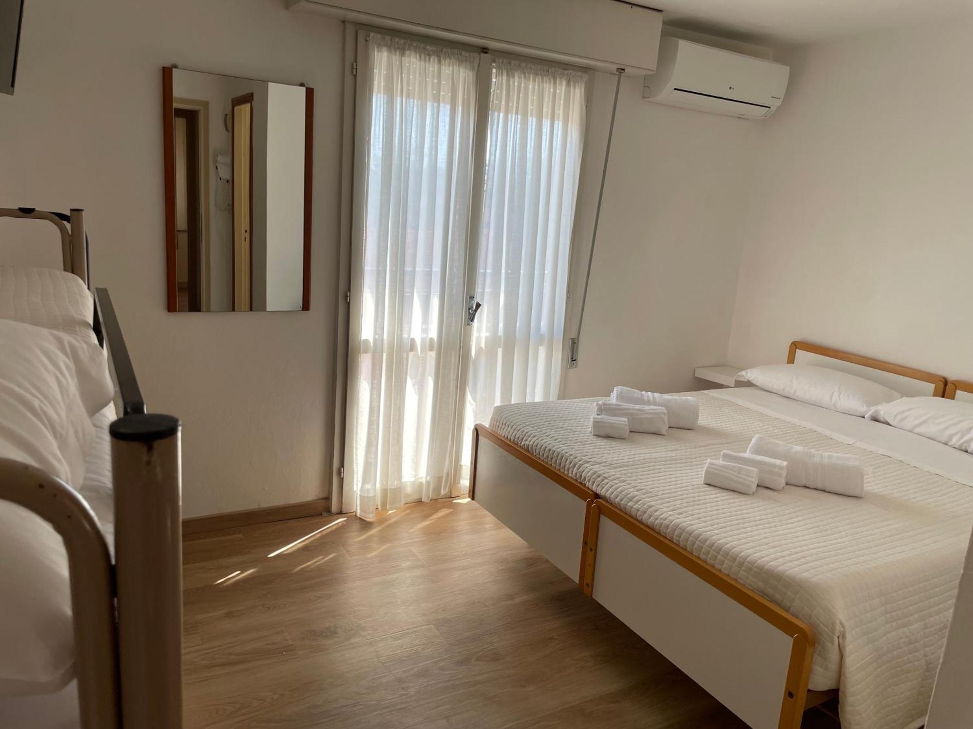 Hotel Barbiani Риччоне Экстерьер фото